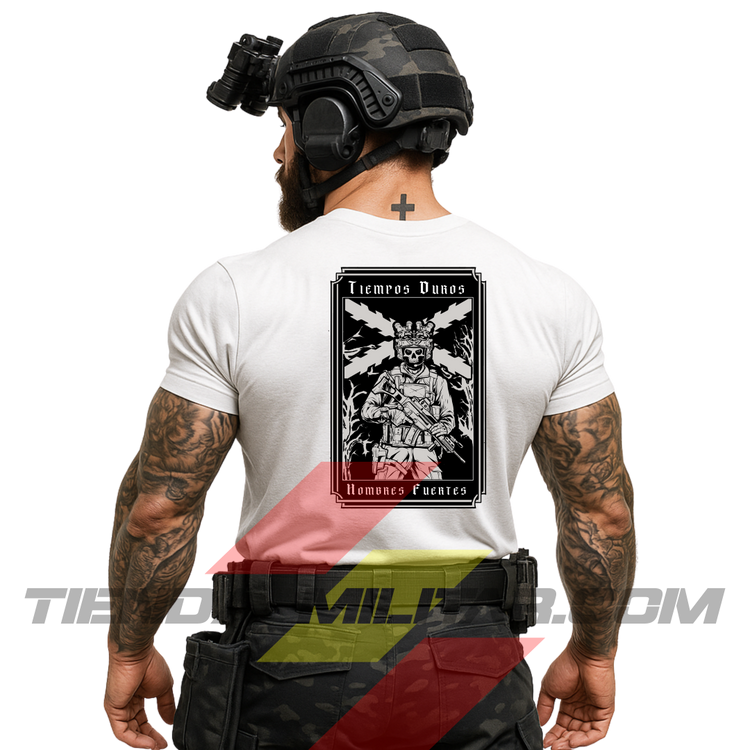 Hombre de espaldas con camiseta táctica de poliéster, en color BLANCO  y cruz de Borgoña en color SIN COLOR, de la marca Depredador Hispano. En la espalda lleva la frase “TIEMPOS DUROS, HOMBRES FUERTES”. Ropa militar de alto rendimiento con diseño reivindicativo de poder hispano.