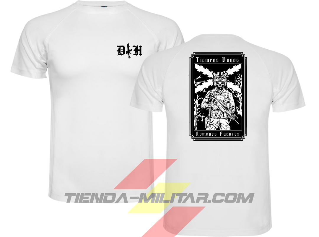 Camiseta táctica de poliéster premium, color blano de la marca Depredador Hispano. En el pecho lleva un logotipo con con las iniciales (DH) y un fusil de asalto G36 en vertical. En la espalda la frase “TIEMPOS DUROS, HOMBRES FUERTES”. Ropa militar de alto rendimiento con diseño reivindicativo de poder hispano.
