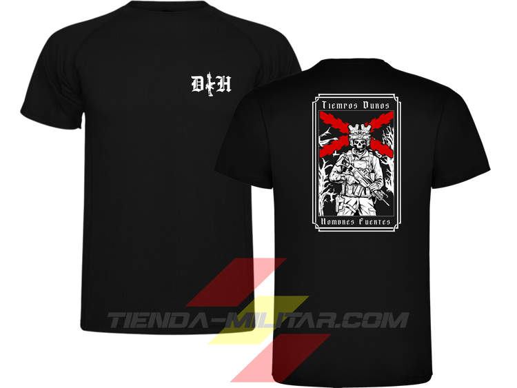 Camiseta táctica de poliéster premium, color negro de la marca Depredador Hispano. En el pecho lleva un logotipo con con las iniciales (DH) y un fusil de asalto G36 en vertical. En la espalda la frase “TIEMPOS DUROS, HOMBRES FUERTES” a COLOR. Ropa militar de alto rendimiento con diseño reivindicativo de poder hispano.