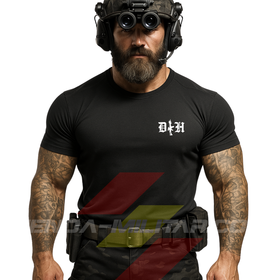 Hombre de frente con camiseta táctica fabricada en poliéster, en color NEGRO de la marca Depredador Hispano. En el pecho lleva un logotipo con con las iniciales de la marca (DH) y un fusil de asalto G36 en vertical. Ropa militar de alto rendimiento con diseño reivindicativo de poder hispano.