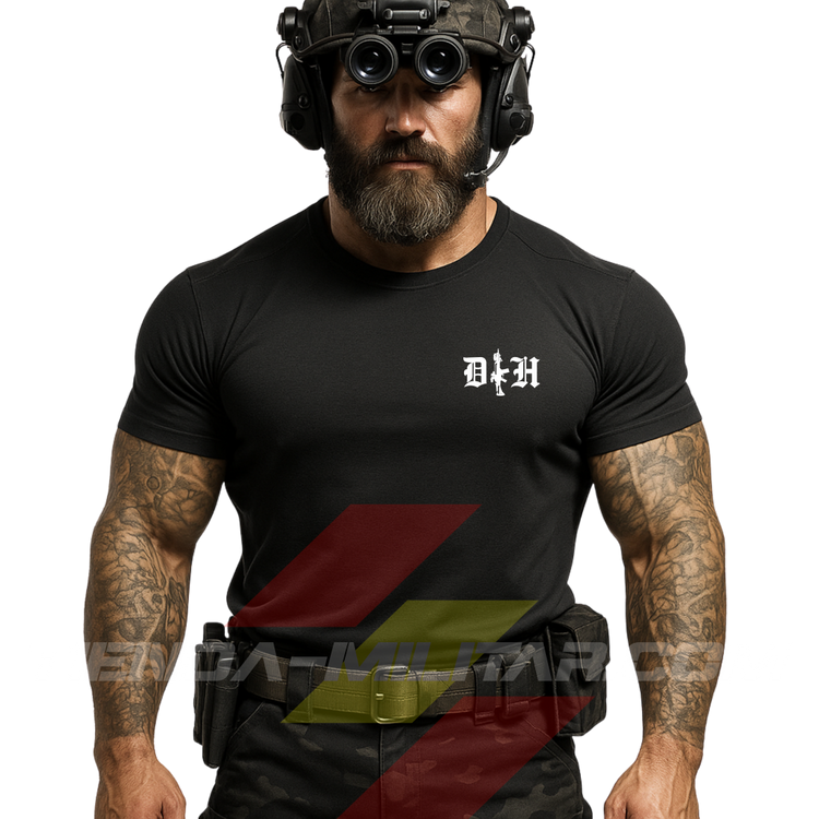 Hombre de frente con camiseta táctica fabricada en poliéster, en color NEGRO de la marca Depredador Hispano. En el pecho lleva un logotipo con con las iniciales de la marca (DH) y un fusil de asalto G36 en vertical. Ropa militar de alto rendimiento con diseño reivindicativo de poder hispano.