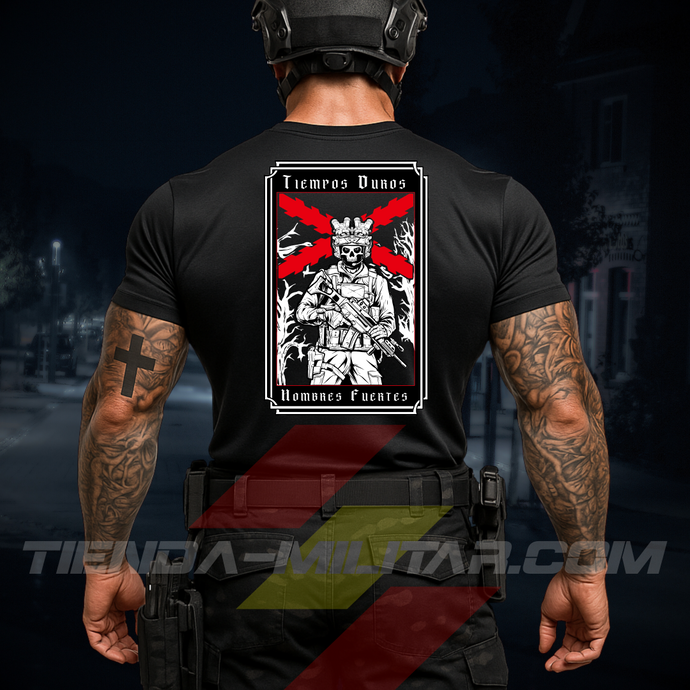 Hombre de espaldas con camiseta táctica de poliéster, en color negro militar de la marca Depredador Hispano en un entorno urbano y nocturno. En la espalda lleva la frase “TIEMPOS DUROS, HOMBRES FUERTES”. Ropa militar de alto rendimiento con diseño reivindicativo de poder hispano.