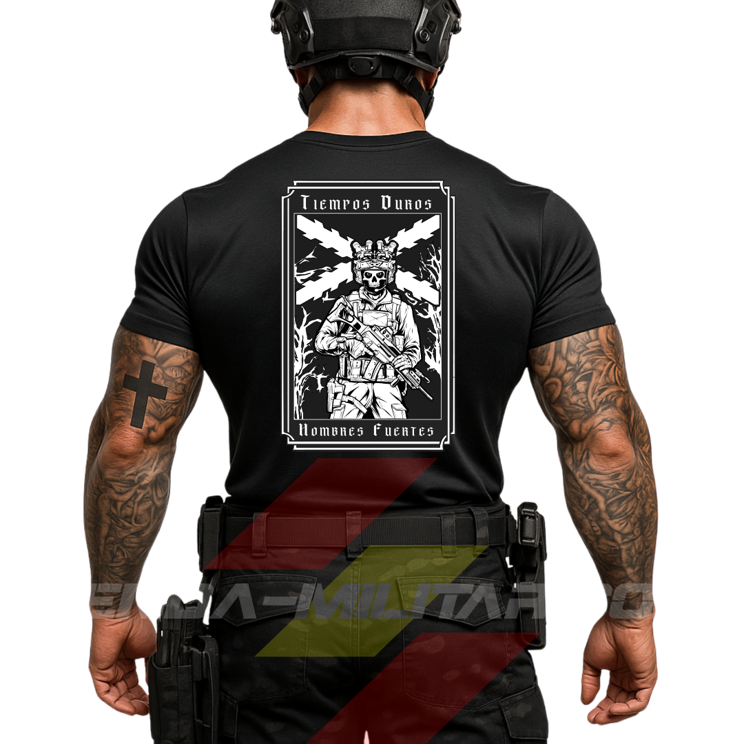 Hombre de espaldas con camiseta táctica de poliéster, en color NEGRO y cruz de Borgoña en color BLANCO, de la marca Depredador Hispano. En la espalda lleva la frase “TIEMPOS DUROS, HOMBRES FUERTES”. Ropa militar de alto rendimiento con diseño reivindicativo de poder hispano.