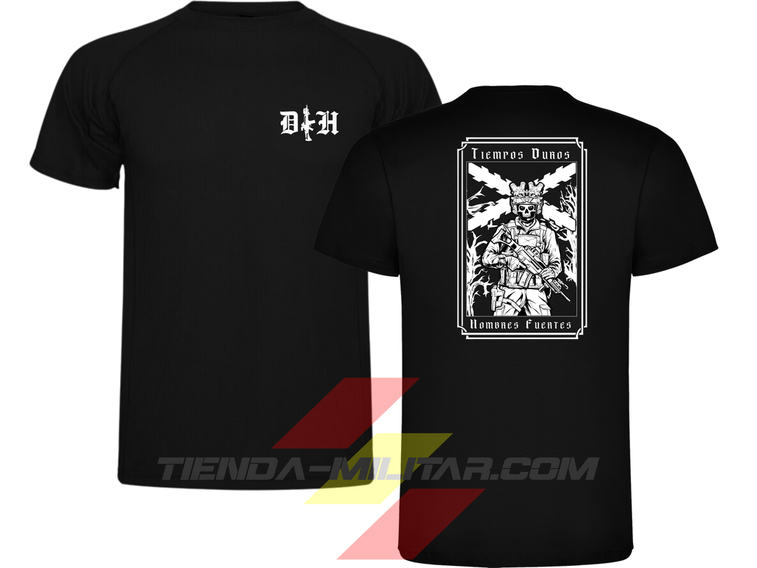 Camiseta táctica de poliéster premium, color negro de la marca Depredador Hispano. En el pecho lleva un logotipo con con las iniciales (DH) y un fusil de asalto G36 en vertical. En la espalda la frase “TIEMPOS DUROS, HOMBRES FUERTES” en BLANCO. Ropa militar de alto rendimiento con diseño reivindicativo de poder hispano.