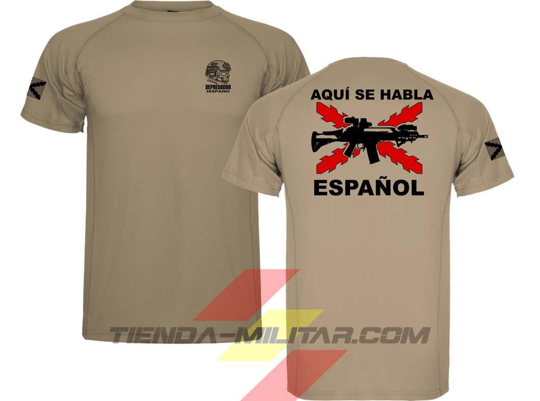 Camiseta táctica color arena de Depredador Hispano en un entorno desértico. En el pecho lleva un logotipo con calavera táctica y casco, y en la espalda la frase “AQUÍ SE HABLA ESPAÑOL” junto a un fusil sobre fondo de Cruz de Borgoña. Ropa militar de alto rendimiento con diseño hispano.