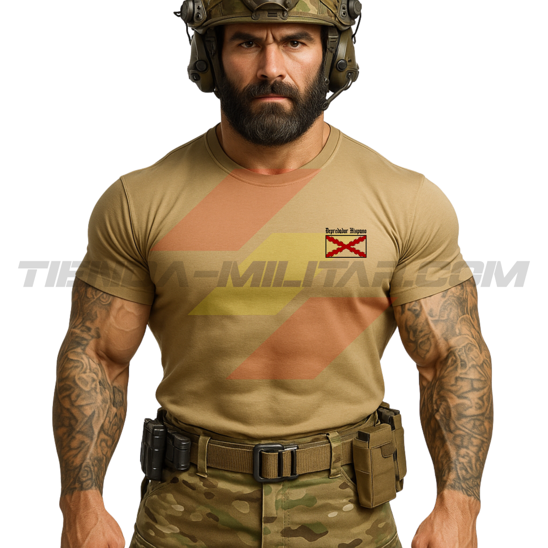 Parte DELANTERA de un SOLDADO con una  Camiseta ALGODÓN PREMIUM en color ARENA de Depredador Hispano con la bandera de la Cruz de Borgoña y el mapa mundial con el Imperio Español, Donde Nunca se Ponía el Sol.