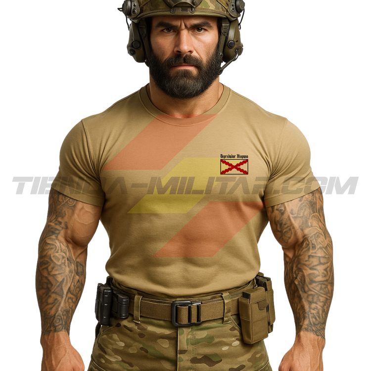 Parte DELANTERA de un SOLDADO con una  Camiseta ALGODÓN PREMIUM en color ARENA de Depredador Hispano con la bandera de la Cruz de Borgoña y el mapa mundial con el Imperio Español, Donde Nunca se Ponía el Sol.
