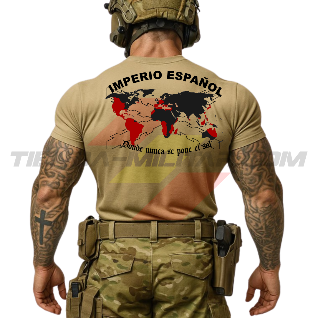 Parte TRASERA de un SOLDADO con una  Camiseta ALGODÓN PREMIUM en color ARENA de Depredador Hispano con la bandera de la Cruz de Borgoña y el mapa mundial con el Imperio Español, Donde Nunca se Ponía el Sol.