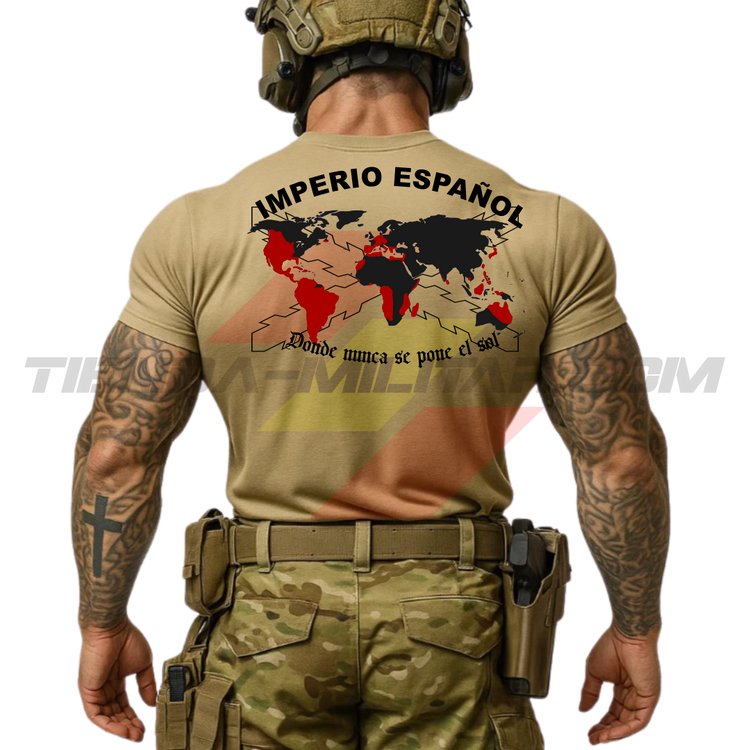 Parte TRASERA de un SOLDADO con una  Camiseta ALGODÓN PREMIUM en color ARENA de Depredador Hispano con la bandera de la Cruz de Borgoña y el mapa mundial con el Imperio Español, Donde Nunca se Ponía el Sol.