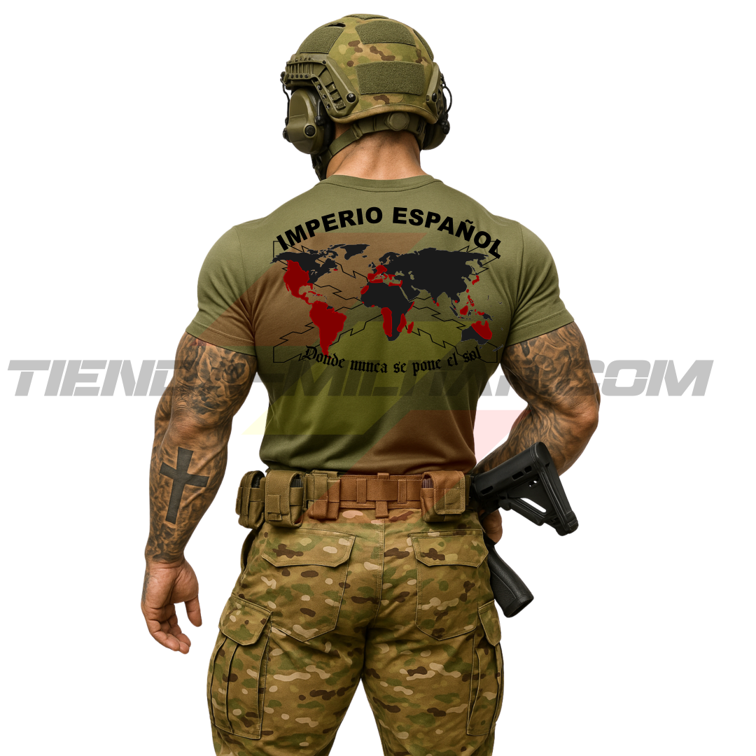 Parte TRASERA de un SOLDADO con una  Camiseta ALGODÓN PREMIUM en color VERDE MILITAR de Depredador Hispano con la bandera de la Cruz de Borgoña y el mapa mundial con el Imperio Español, Donde Nunca se Ponía el Sol.