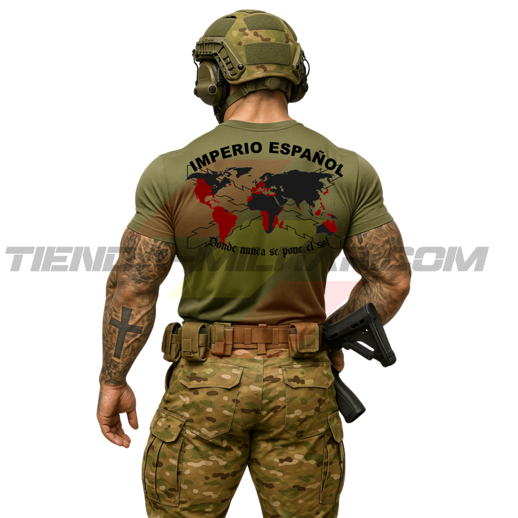 Parte TRASERA de un SOLDADO con una  Camiseta ALGODÓN PREMIUM en color VERDE MILITAR de Depredador Hispano con la bandera de la Cruz de Borgoña y el mapa mundial con el Imperio Español, Donde Nunca se Ponía el Sol.