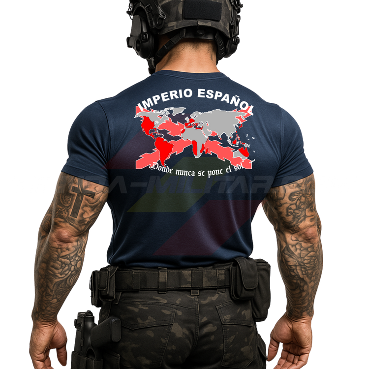 Parte TRASERA de un SOLDADO con una  Camiseta ALGODÓN PREMIUM en color AZUL MARINO de Depredador Hispano con la bandera de la Cruz de Borgoña y el mapa mundial con el Imperio Español, Donde Nunca se Ponía el Sol.
