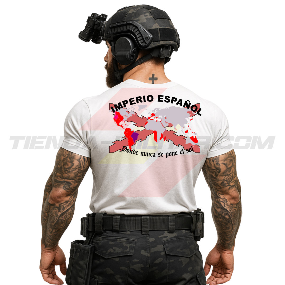 Parte TRASERA de un SOLDADO con una  Camiseta ALGODÓN PREMIUM en color BLANCO de Depredador Hispano con la bandera de la Cruz de Borgoña y el mapa mundial con el Imperio Español, Donde Nunca se Ponía el Sol.
