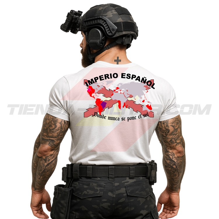 Parte TRASERA de un SOLDADO con una  Camiseta ALGODÓN PREMIUM en color BLANCO de Depredador Hispano con la bandera de la Cruz de Borgoña y el mapa mundial con el Imperio Español, Donde Nunca se Ponía el Sol.