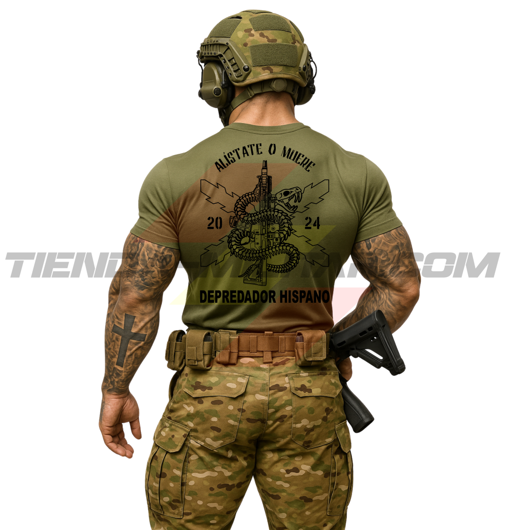 Parte TRASERA de un SOLDADO con una  Camiseta TÉCNICA PREMIUM en color VERDE MILITAR de Depredador Hispano con la Cruz de Borgoña, el esqueleto de una serpiente enrolado sobre un fusil de asalto moderno y el lema: ALÍSTATE O MUERE.