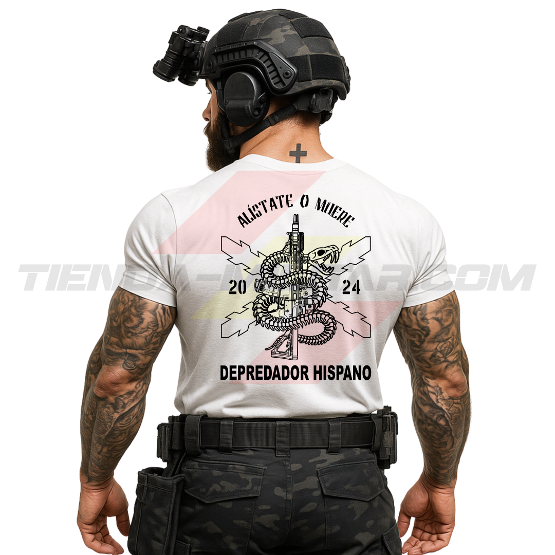 Parte TRASERA de un SOLDADO con una  Camiseta TÉCNICA PREMIUM en color BLANCO de Depredador Hispano con la Cruz de Borgoña, el esqueleto de una serpiente enrolado sobre un fusil de asalto moderno y el lema: ALÍSTATE O MUERE.