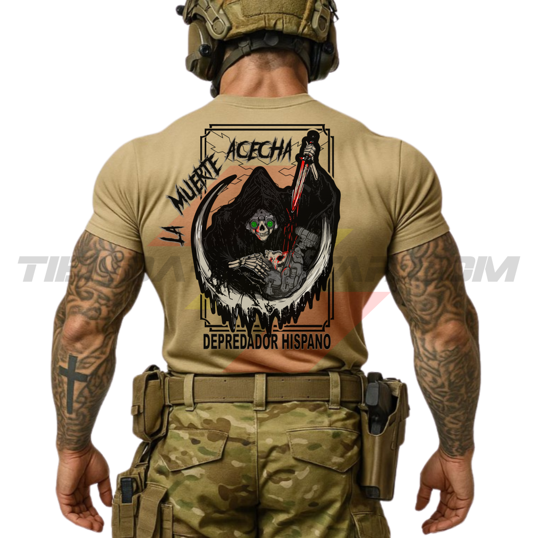 Parte TRASERA de un SOLDADO con una  Camiseta ALGODÓN PREMIUM en color ARENA de Depredador Hispano con la Cruz de Borgoña, la muerte acechando con un machete ensangrentado a una calavera de un soldado moderno y el lema: LA MUERTE ACECHA.