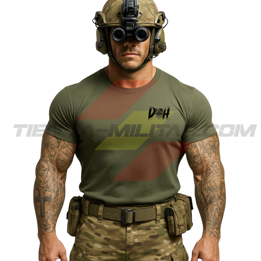 Parte DELANTERA de un SOLDADO con una Camiseta ALGODÓN PREMIUM en color VERDE MILITAR de Depredador Hispano con las iniciales DH y en medio un una Cruz de Borgoña, una calavera con un casco táctico mirando a través de unas Gafas de Visión Nocturna.