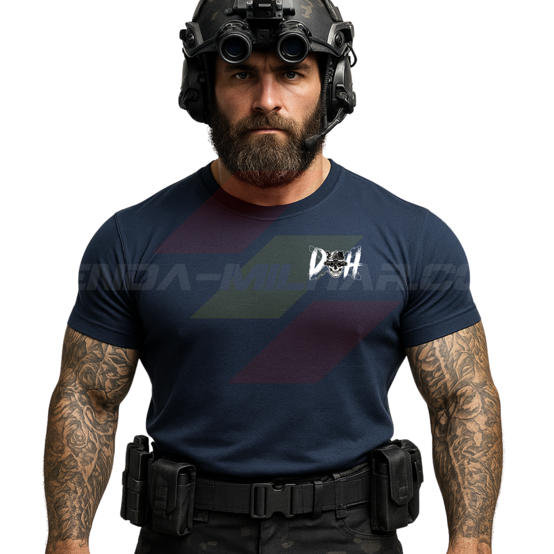 Parte DELANTERA de un SOLDADO con una Camiseta ALGODÓN PREMIUM en color AZUL MARINO de Depredador Hispano con las iniciales DH y en medio un una Cruz de Borgoña, una calavera con un casco táctico mirando a través de unas Gafas de Visión Nocturna.