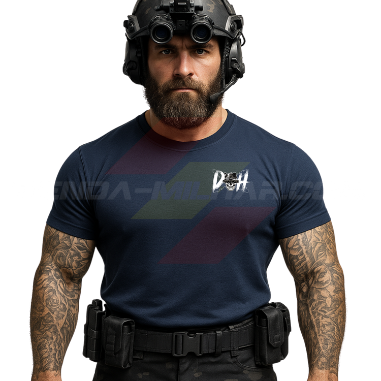 Parte DELANTERA de un SOLDADO con una Camiseta ALGODÓN PREMIUM en color AZUL MARINO de Depredador Hispano con las iniciales DH y en medio un una Cruz de Borgoña, una calavera con un casco táctico mirando a través de unas Gafas de Visión Nocturna.