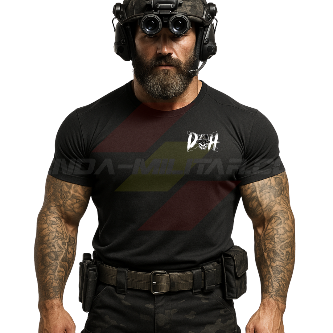 Parte DELANTERA de un SOLDADO con una Camiseta ALGODÓN PREMIUM en color NEGRO de Depredador Hispano con las iniciales DH y en medio un una cruz de borgoña, una calavera con un casco táctico mirando a través de unas Gafas de Visión Nocturna.