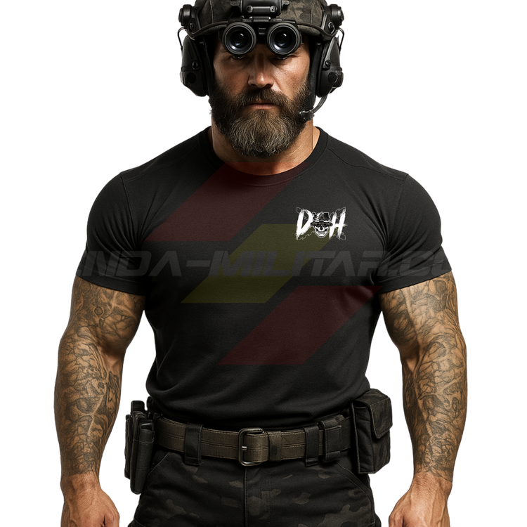 Parte DELANTERA de un SOLDADO con una Camiseta ALGODÓN PREMIUM en color NEGRO de Depredador Hispano con las iniciales DH y en medio un una cruz de borgoña, una calavera con un casco táctico mirando a través de unas Gafas de Visión Nocturna.