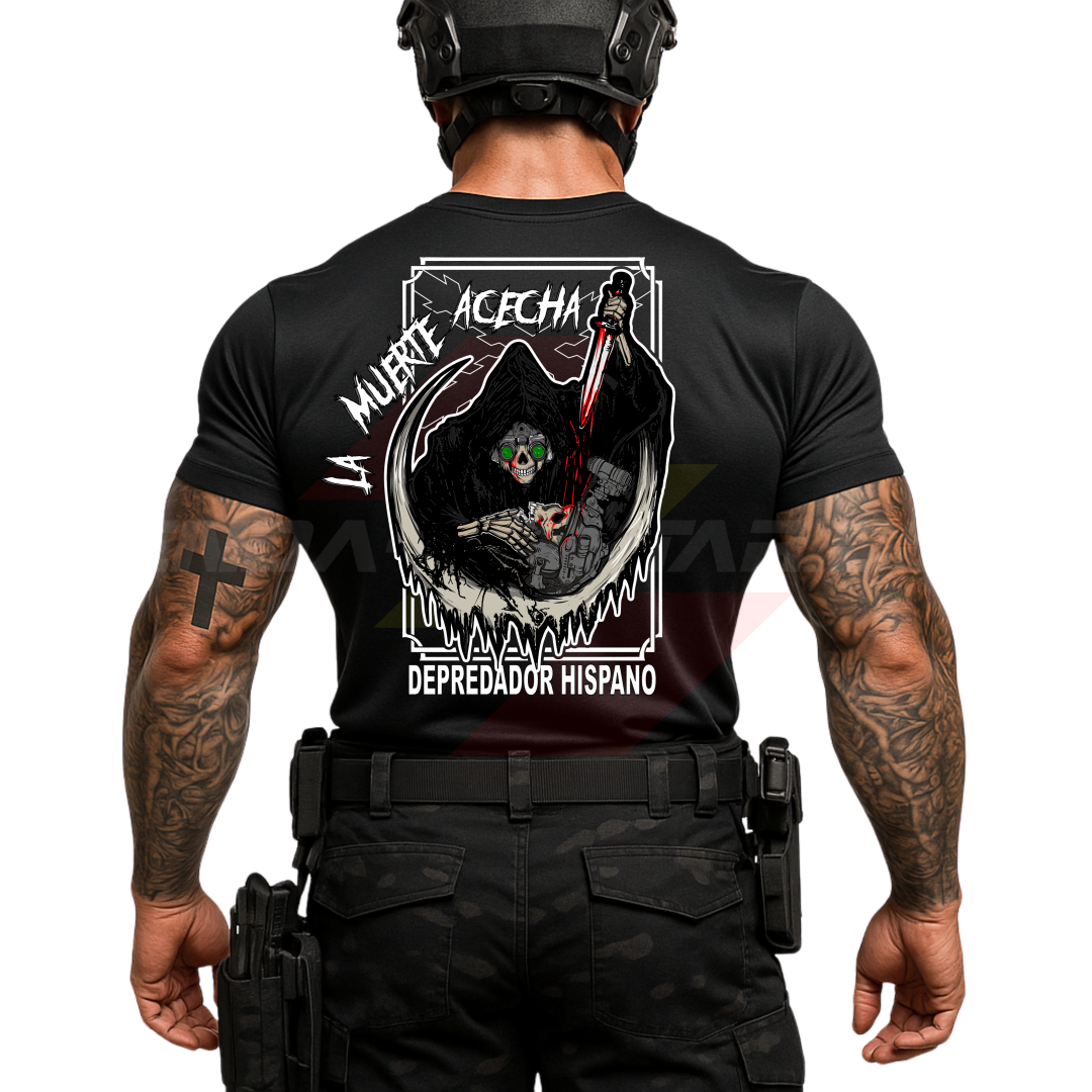Parte TRASERA de un SOLDADO con una  Camiseta ALGODÓN PREMIUM en color NEGRO de Depredador Hispano con la Cruz de Borgoña, la muerte acechando con un machete ensangrentado a una calavera de un soldado moderno y el lema: LA MUERTE ACECHA.