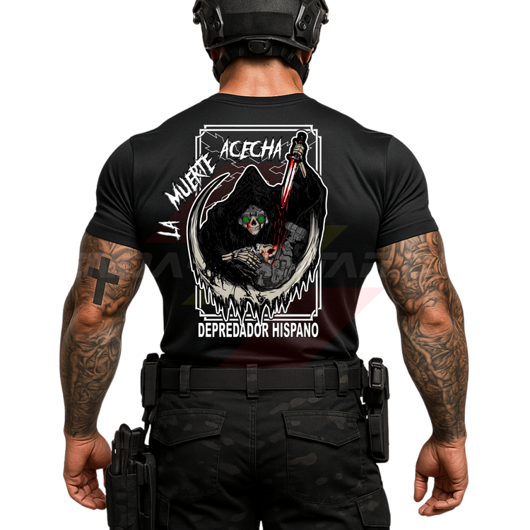 Parte TRASERA de un SOLDADO con una  Camiseta ALGODÓN PREMIUM en color NEGRO de Depredador Hispano con la Cruz de Borgoña, la muerte acechando con un machete ensangrentado a una calavera de un soldado moderno y el lema: LA MUERTE ACECHA.