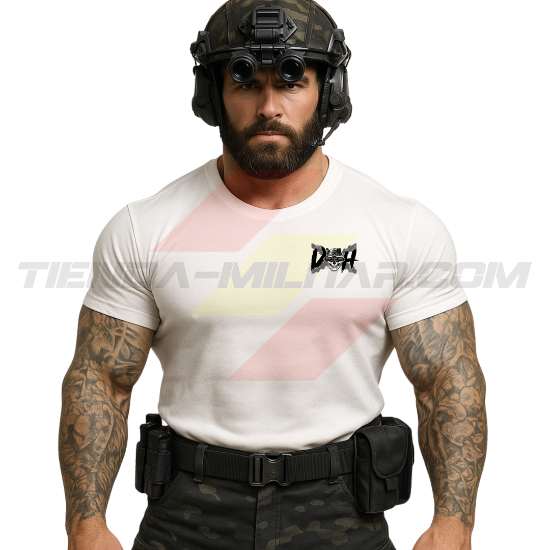 Parte DELANTERA de un SOLDADO con una Camiseta ALGODÓN PREMIUM en color BLANCO de Depredador Hispano con las iniciales DH y en medio un una Cruz de Borgoña, una calavera con un casco táctico mirando a través de unas Gafas de Visión Nocturna.