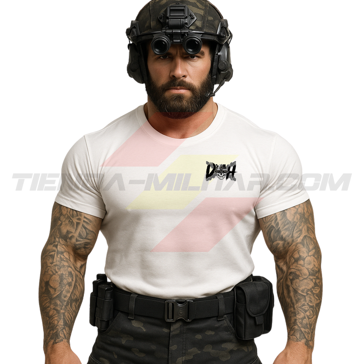 Parte DELANTERA de un SOLDADO con una Camiseta ALGODÓN PREMIUM en color BLANCO de Depredador Hispano con las iniciales DH y en medio un una Cruz de Borgoña, una calavera con un casco táctico mirando a través de unas Gafas de Visión Nocturna.