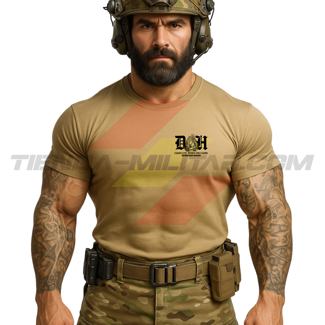 Parte DELANTERA de un SOLDADO con una Camiseta ALGODÓN PREMIUM en color ARENA de Depredador Hispano con las iniciales DH y en medio un unas manos rezando a una Cruz, calaveras y rosas con la frase de "Si Quieres La Paz, Prepárate Para La Guerra".