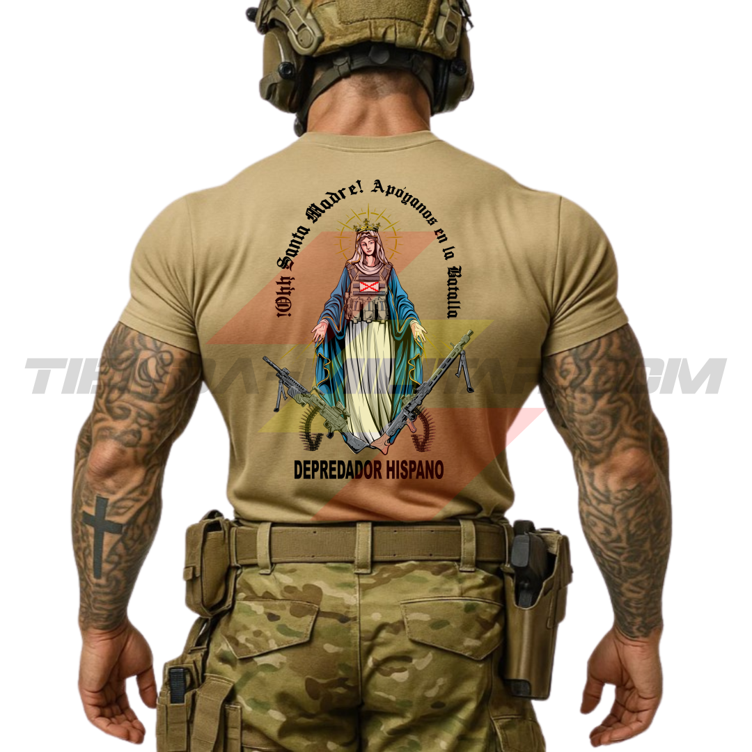Parte TRASERA de un SOLDADO con una Camiseta de ALGODÓN color ARENA de Depredador Hispano con diseño de la Virgen María, Cruz de Borgoña, una MG4 y una MG42, y el lema “APÓYANOS EN LA BATALLA”.