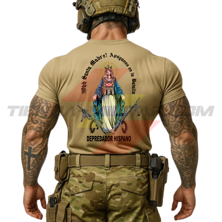 Parte TRASERA de un SOLDADO con una Camiseta de ALGODÓN color ARENA de Depredador Hispano con diseño de la Virgen María, Cruz de Borgoña, una MG4 y una MG42, y el lema “APÓYANOS EN LA BATALLA”.