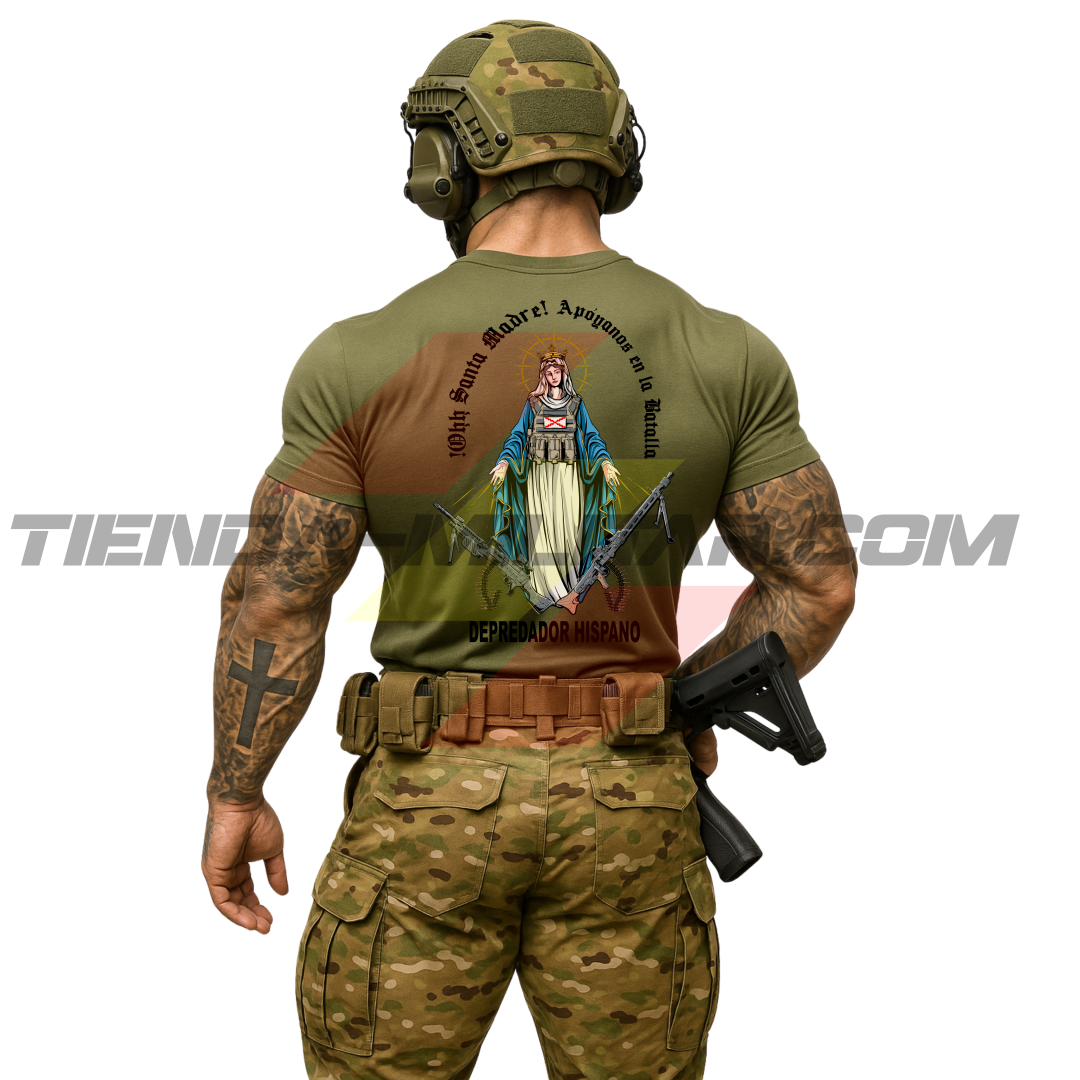 Parte TRASERA de un SOLDADO con una Camiseta de ALGODÓN color VERDE MILITAR de Depredador Hispano con diseño de la Virgen María, Cruz de Borgoña, una MG4 y una MG42, y el lema “APÓYANOS EN LA BATALLA”.