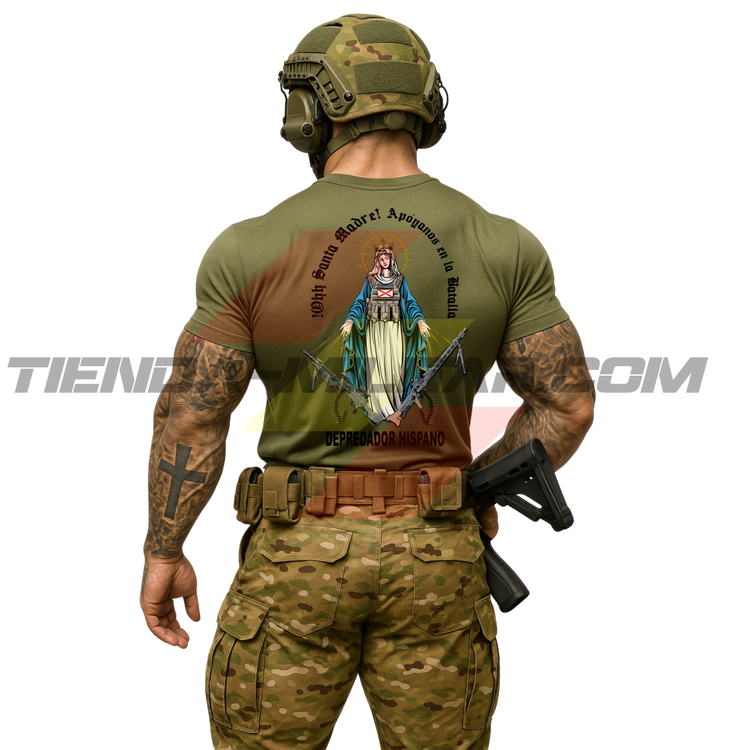 Parte TRASERA de un SOLDADO con una Camiseta de ALGODÓN color VERDE MILITAR de Depredador Hispano con diseño de la Virgen María, Cruz de Borgoña, una MG4 y una MG42, y el lema “APÓYANOS EN LA BATALLA”.