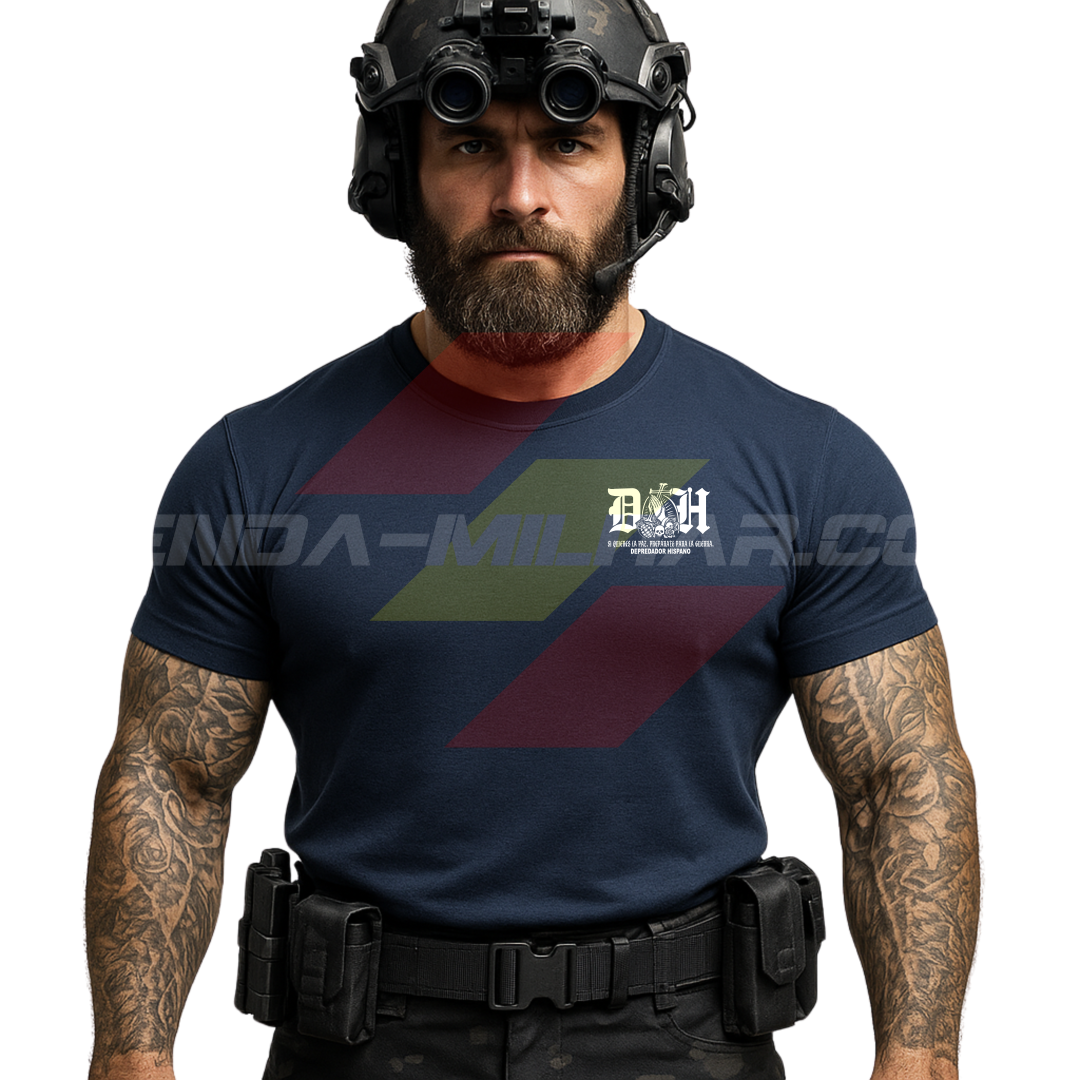 Parte DELANTERA de un SOLDADO con una Camiseta ALGODÓN PREMIUM en color AZUL MARINO de Depredador Hispano con las iniciales DH y en medio un unas manos rezando a una Cruz, calaveras y rosas con la frase de "Si Quieres La Paz, Prepárate Para La Guerra".