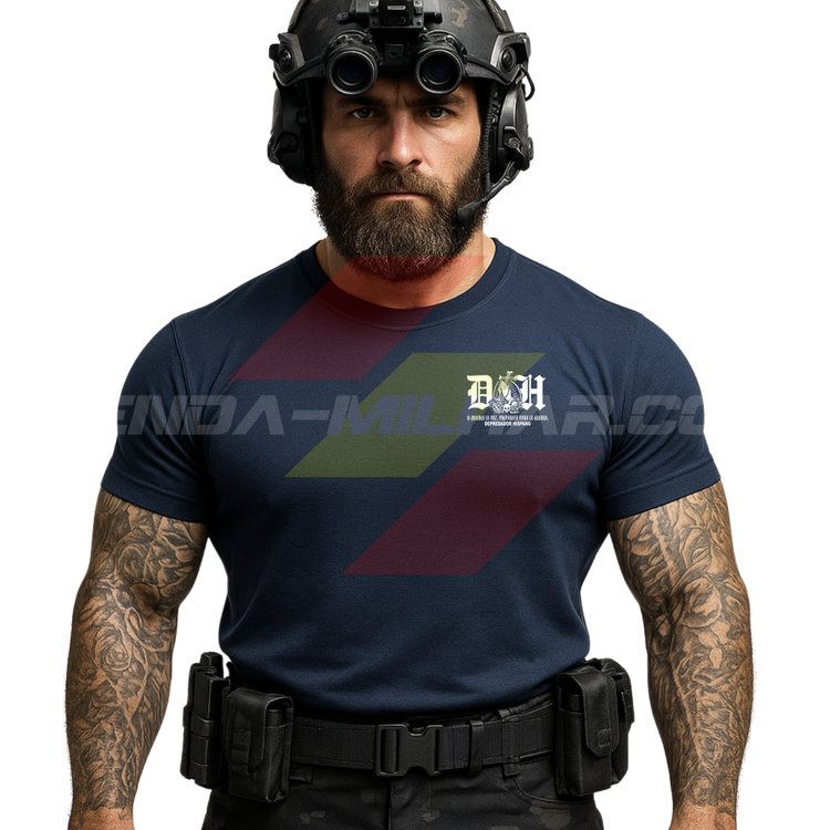 Parte DELANTERA de un SOLDADO con una Camiseta ALGODÓN PREMIUM en color AZUL MARINO de Depredador Hispano con las iniciales DH y en medio un unas manos rezando a una Cruz, calaveras y rosas con la frase de "Si Quieres La Paz, Prepárate Para La Guerra".