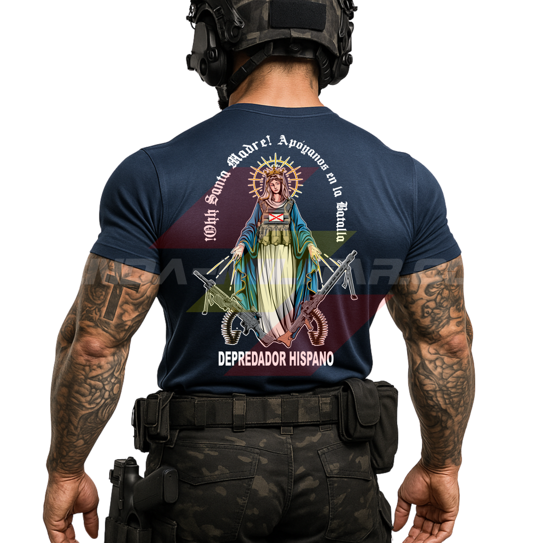 Parte TRASERA de un SOLDADO con una Camiseta de ALGODÓN color AZUL MARINO de Depredador Hispano con diseño de la Virgen María, Cruz de Borgoña, una MG4 y una MG42, y el lema “APÓYANOS EN LA BATALLA”.