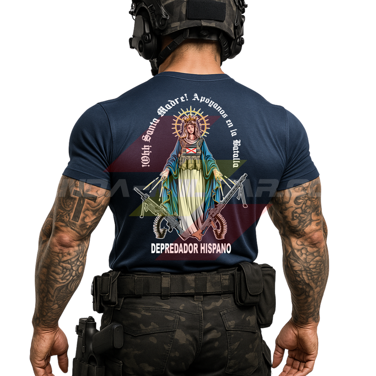 Parte TRASERA de un SOLDADO con una Camiseta de ALGODÓN color AZUL MARINO de Depredador Hispano con diseño de la Virgen María, Cruz de Borgoña, una MG4 y una MG42, y el lema “APÓYANOS EN LA BATALLA”.