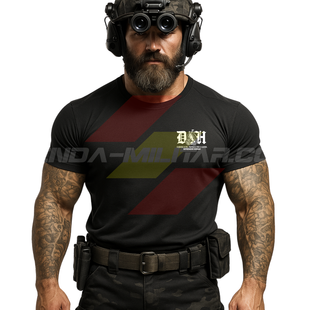 Parte DELANTERA de un SOLDADO con una Camiseta ALGODÓN PREMIUM en color NEGRO de Depredador Hispano con las iniciales DH y en medio un unas manos rezando a una Cruz, calaveras y rosas con la frase de "Si Quieres La Paz, Prepárate Para La Guerra".