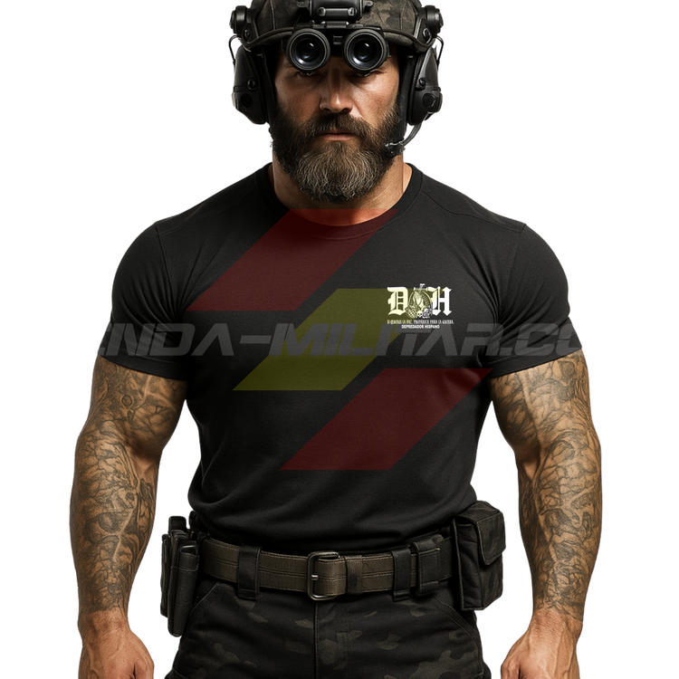 Parte DELANTERA de un SOLDADO con una Camiseta ALGODÓN PREMIUM en color NEGRO de Depredador Hispano con las iniciales DH y en medio un unas manos rezando a una Cruz, calaveras y rosas con la frase de "Si Quieres La Paz, Prepárate Para La Guerra".