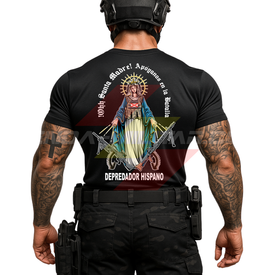 Parte TRASERA de un SOLDADO con una Camiseta de ALGODÓN PREMIUM color NEGRO de Depredador Hispano con diseño de la Virgen María, Cruz de Borgoña, una MG4 y una MG42, y el lema “APÓYANOS EN LA BATALLA”.