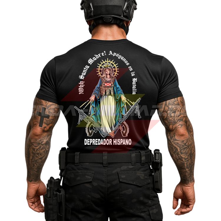 Parte TRASERA de un SOLDADO con una Camiseta de ALGODÓN PREMIUM color NEGRO de Depredador Hispano con diseño de la Virgen María, Cruz de Borgoña, una MG4 y una MG42, y el lema “APÓYANOS EN LA BATALLA”.