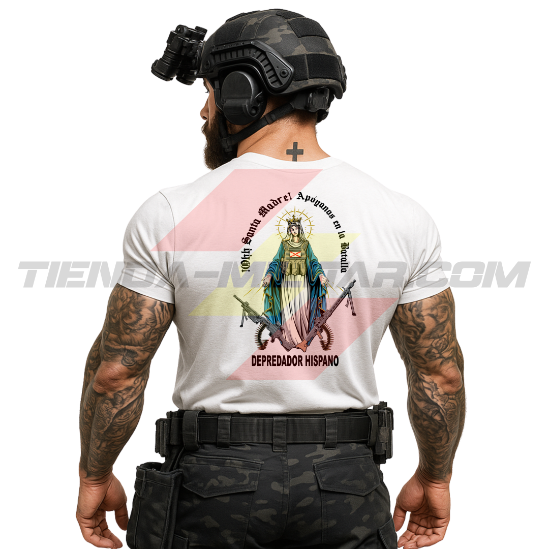 Parte TRASERA de un SOLDADO con una Camiseta de POLIÉSTER color BLANCO de Depredador Hispano con diseño de la Virgen María, Cruz de Borgoña, una MG4 y una MG42, y el lema “APÓYANOS EN LA BATALLA”.