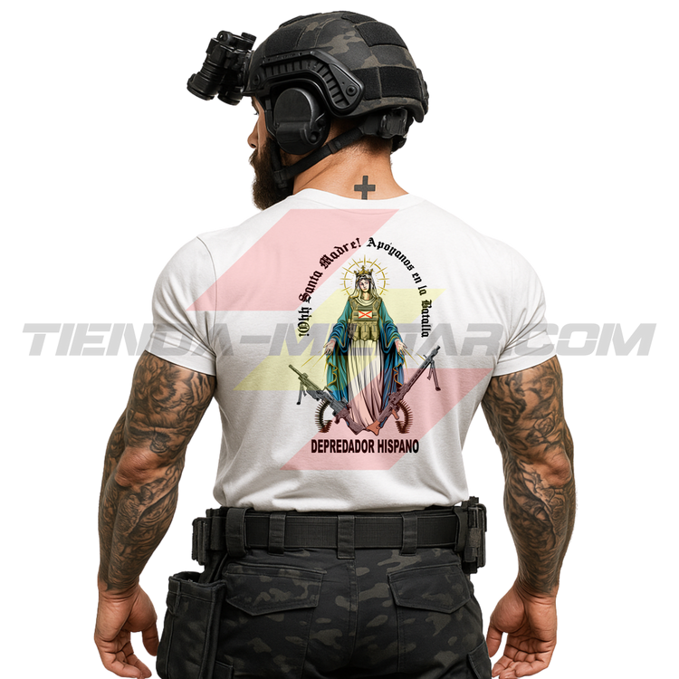 Parte TRASERA de un SOLDADO con una Camiseta de POLIÉSTER color BLANCO de Depredador Hispano con diseño de la Virgen María, Cruz de Borgoña, una MG4 y una MG42, y el lema “APÓYANOS EN LA BATALLA”.