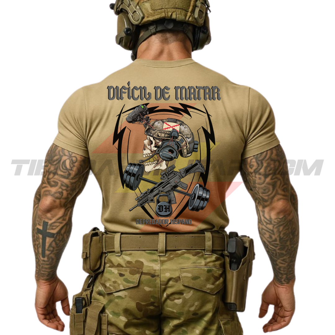 Parte TRASERA de un SOLDADO con una Camiseta de POLIÉSTER color ARENA OSCURO de Depredador Hispano con diseño de calavera táctica, Cruz de Borgoña, un fusil HK G36 con diferentes tipos de accesorios y una barra olímpica con discos,  una pesa rusa con las iniciales DH y el lema “DIFÍCIL DE MATAR”.