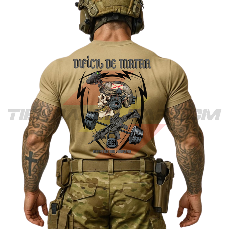 Parte TRASERA de un SOLDADO con una Camiseta de POLIÉSTER color ARENA OSCURO de Depredador Hispano con diseño de calavera táctica, Cruz de Borgoña, un fusil HK G36 con diferentes tipos de accesorios y una barra olímpica con discos,  una pesa rusa con las iniciales DH y el lema “DIFÍCIL DE MATAR”.