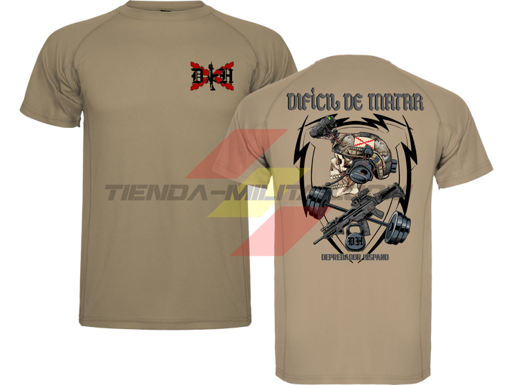 Camiseta POLIÉSTER en color ARENA OSCURO de Depredador Hispano con logo D✠H en el pecho y diseño trasero “DIFÍCIL DE MATAR”.