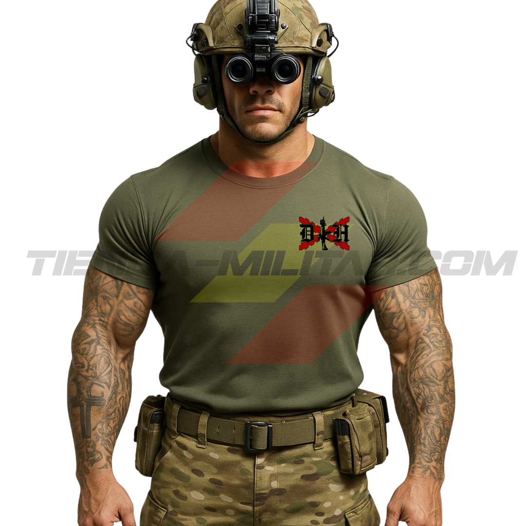 Parte DELANTERA de un SOLDADO con una Camiseta de POLIÉSTER en color VERDE MILITAR de Depredador Hispano con las iniciales DH y en medio un fusil de asalto HK G36 y de fondo la Cruz de Borgoña Hispana. 