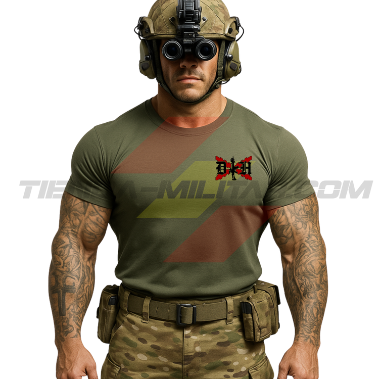 Parte DELANTERA de un SOLDADO con una Camiseta de POLIÉSTER en color VERDE MILITAR de Depredador Hispano con las iniciales DH y en medio un fusil de asalto HK G36 y de fondo la Cruz de Borgoña Hispana. 